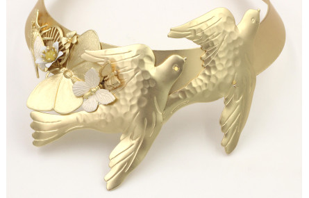 Collar rigido dorado mate con pajaros, mariposas, 