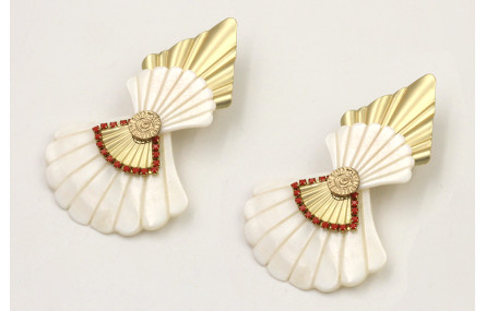 Pendientes triangulo dorado mate con conchas trian