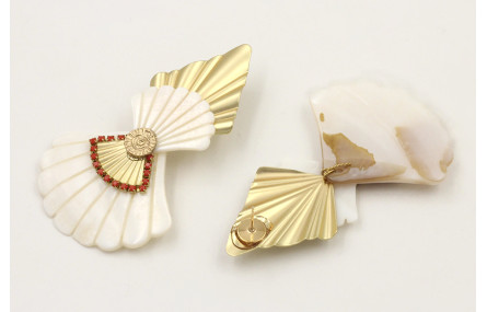 Pendientes triangulo dorado mate con conchas trian