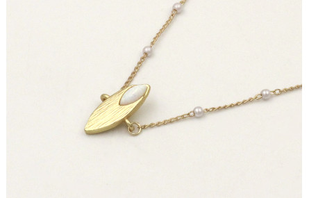 Solitario de cadena con perlas y colgante ovalo co