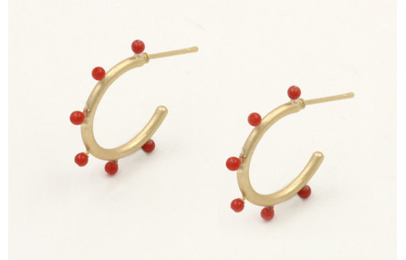 Pendientes aro con puas dorado mate con corales.