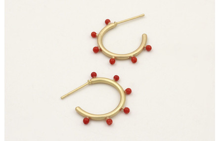 Pendientes aro con puas dorado mate con corales.