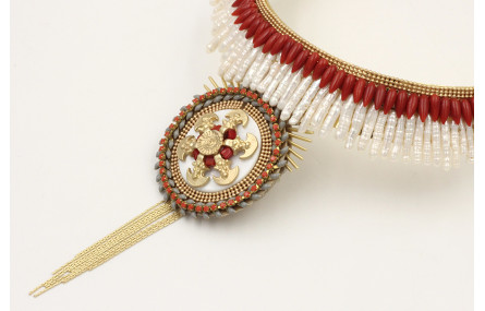 Collar rigido forrado con litones de perlas,gotas 