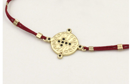 Pulsera hilo granate con tubitos aplastados y entr