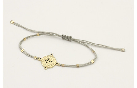 Pulsera hilo gris claro con tubitos aplastados y e