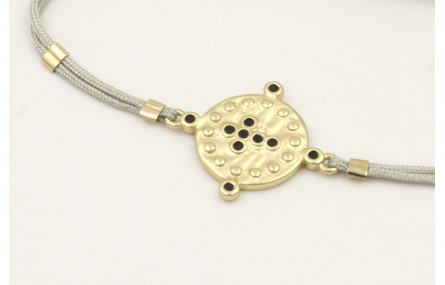 Pulsera hilo gris claro con tubitos aplastados y e