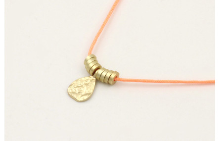 Collar hilo naranja fluor con colgante lamina labr