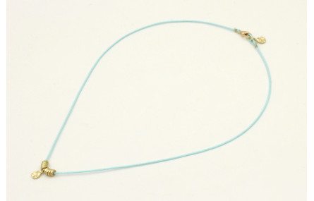 Collar hilo azul con colgante lamina labrada y rue