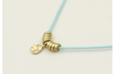 Collar hilo azul con colgante lamina labrada y rue