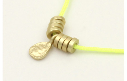 Collar hilo amarillo fluor con colgante lamina lab