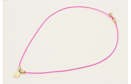Collar hilo fucsia con colgante lamina labrada y r