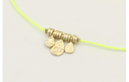 Pulsera hilo amarillo fluor con colgantes laminas 