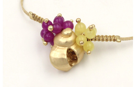 Pulsera hilo dorado palido con nuedo macrame carac