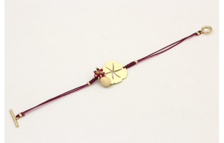 Pulsera de hilo granate con chapa estrella labrada