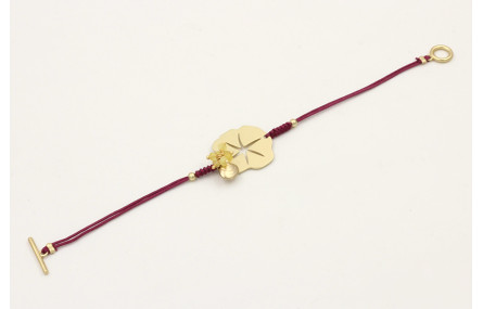 Pulsera de hilo granate con chapa estrella labrada