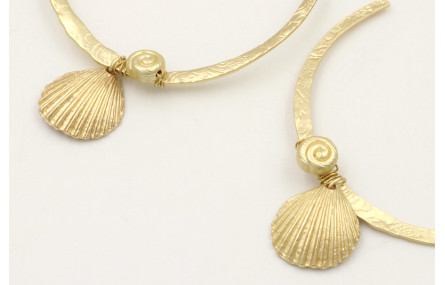 Pendientes aro aplastado con caracolillo y colgant