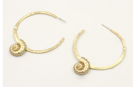 Pendientes aro aplastado con caracola colgando. La