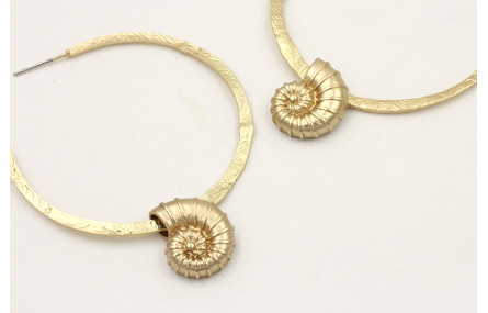 Pendientes aro aplastado con caracola colgando. La