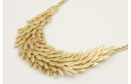 Collar tira de escamas sobrepuestas con cadena esl