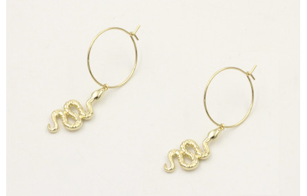 Pendientes aro dorado con serpiente colgando. Larg