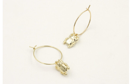 Pendientes aro dorado con escarabajo plano colgand