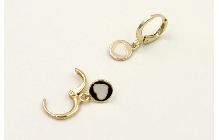 Pendientes cierre aro dorado con chapita corazón b