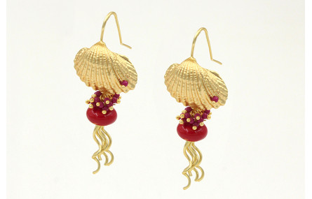 Pendiente perno concha dorado mate con colgante me