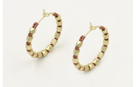 Pendientes aro con facetadas doradas mates cosido 