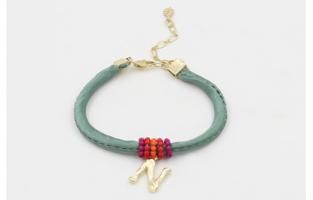 Pulsera seda verde con aritos de abalorio morado,n