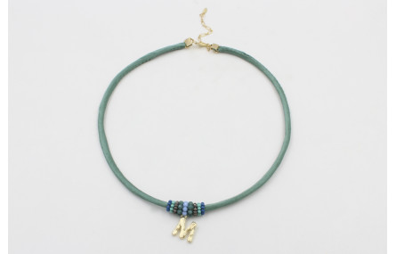 Collar seda verde con aritos de abalorio azul,turq