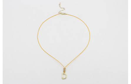 Collar hilo color almibar con nudo macramé dorado 