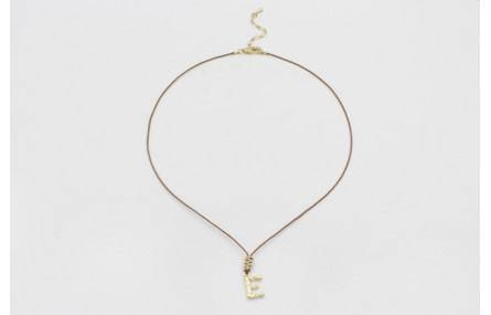 Collar hilo color marrón claro con nudo macramé do