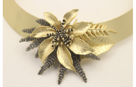 Collar lamina rigida con flor con palitos de miyuk