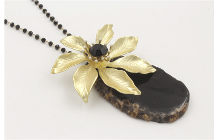 Collar cadena facetada negra con flor 7 pétalos do