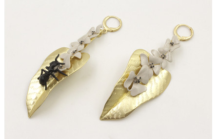 Pendientes cierre de aro con hoja dorada mate con 