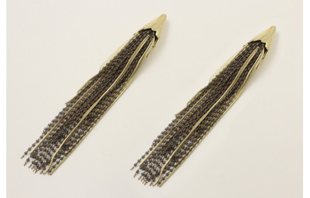 Pendientes perno pluma dorada mate con flecos de c