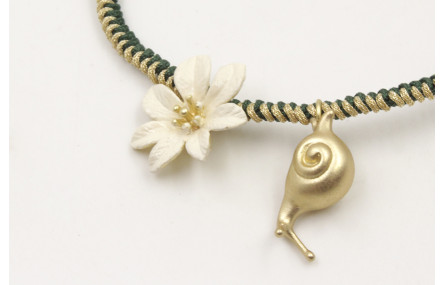 Pulsera hilo con nudo serpiente mitad verde mitad 