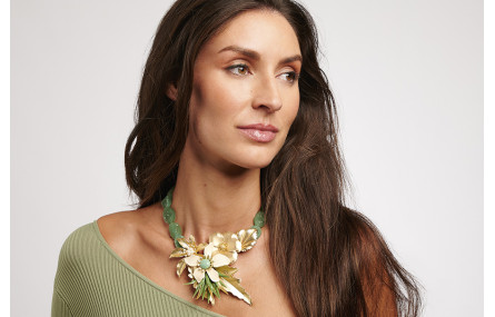 Collar piedras verdes con centro de flores y hojas