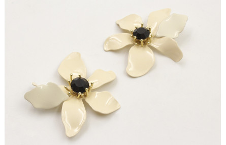 Pendiente flor esmlatada beige con brillo negro. L