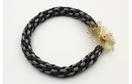 Collar seda gris claro y oscuro con nudo kumihimo 