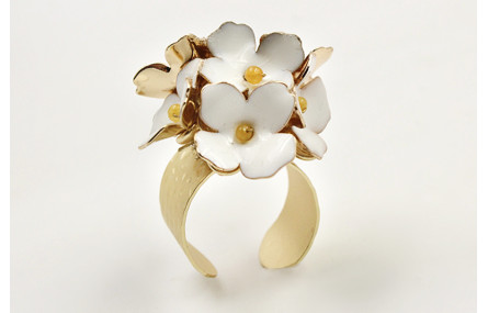 Anillo base labra con flores esmlatadas blancas. E