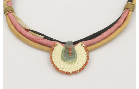 Collar seda natural mostaza y salmón con lazo tubo