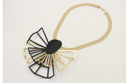 Collar cadena tira dorada mate con láminas abanico