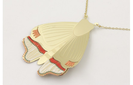 Colgante de cadena eslabón oro mate con polilla ca