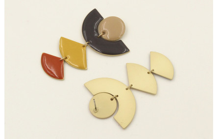 Pendientes con perno de círculo esmaltado beige y 