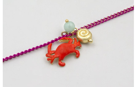 Pulsera cadena eslabón plano fucsia con colgante c