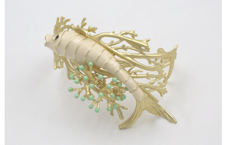 Brazalete coral dorado mate con pez esmlatado crem