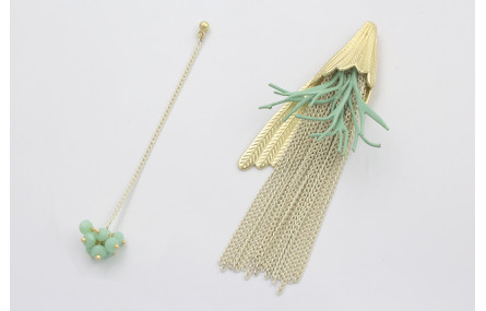 Pendientes asimetricos perno pluma dorado mate con