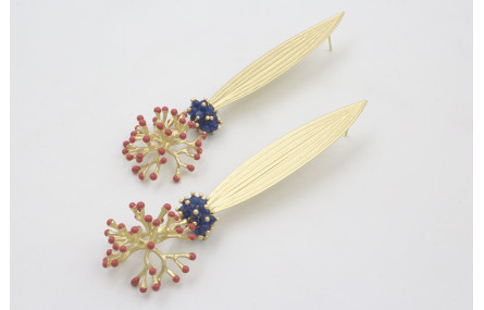 Pendientes hoja alargada dorada mate con bola cora