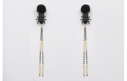 Pendientes perno disco abalorios negro con escarab